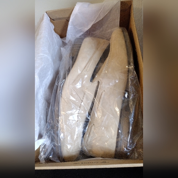 NIB MEN'S CLARKS TAUPE LOAFERS - Picture 3 of 12